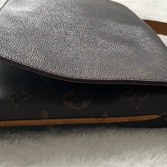 Louis Vuitton
with Tan Leather Strap
Musette Tango Short Shoulder Bag Brown
🤎🤎🤎 - Picture 8 of 13